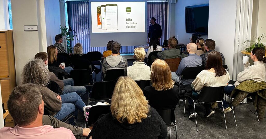 Fullt i rommet da Simen i Frifor forteller om sin gründerreise.