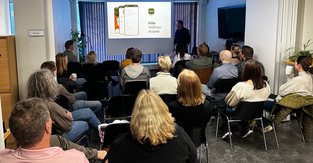 Fullt i rommet da Simen i Frifor forteller om sin gründerreise.